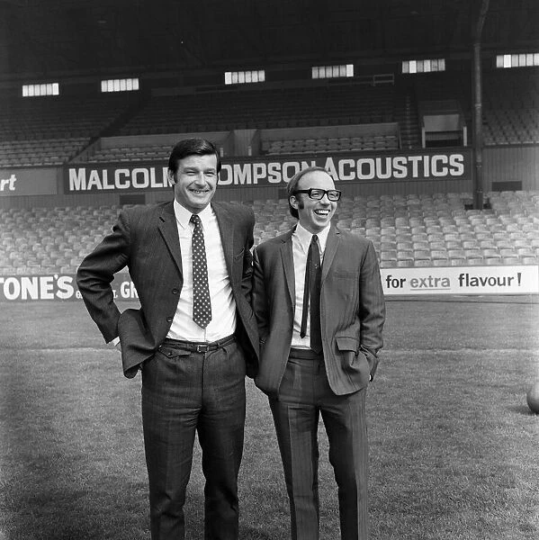 Nobby Stiles signs for Middlesbrough F. C. He is pictured with Manager Stan Anderson. 1971