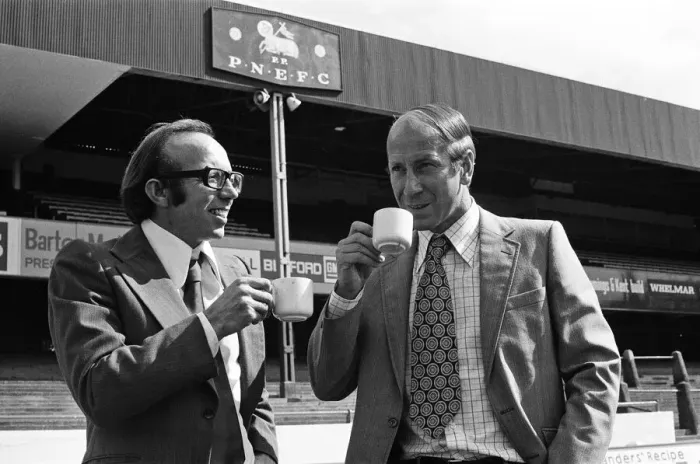 Framed Print : Nobby Stiles signs for Preston North End F. C. he is pictured with manager Bobby Charlton