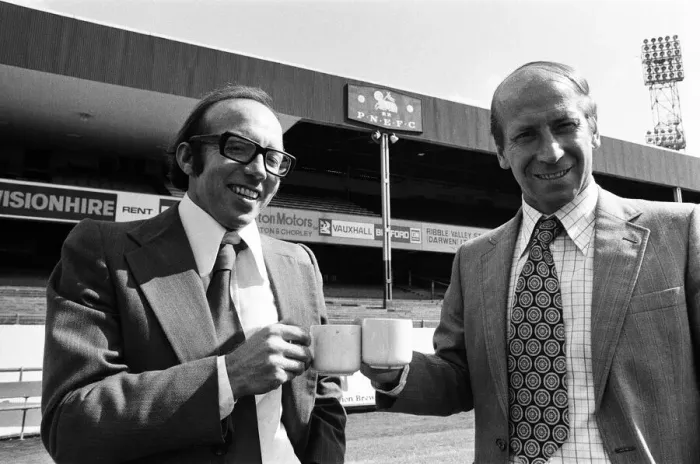 Framed Print : Nobby Stiles signs for Preston North End F. C. he is pictured with manager Bobby Charlton Framed Print : Nobby Stiles signs for Preston North End F. C. he is pictured with manager Bobby Charlton
