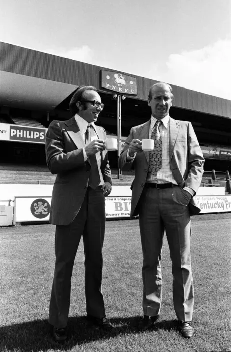Framed Print : Nobby Stiles signs for Preston North End F. C. he is pictured with manager Bobby Charlton