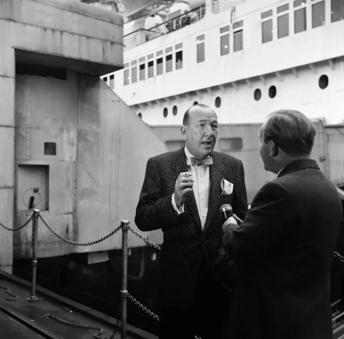 Framed Print : Noel Coward arrives at Southampton onboard the Queen Elizabeth. 4th June 1957 Framed Print : Noel Coward arrives at Southampton onboard the Queen Elizabeth. 4th June 1957