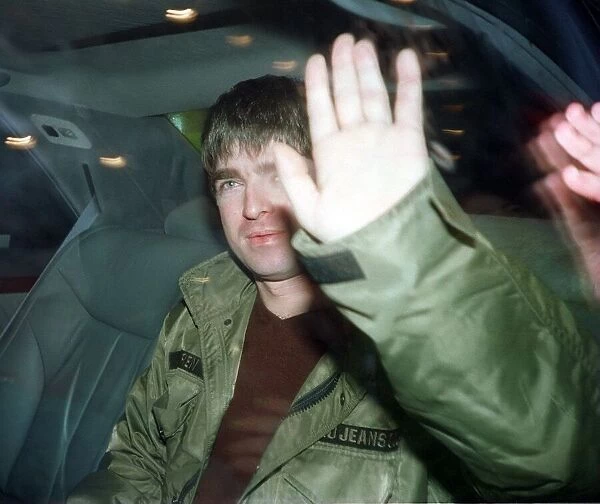 Noel Gallagher Oasis Glasgow December 1997 leaves the Hilton Hotel on way to the second