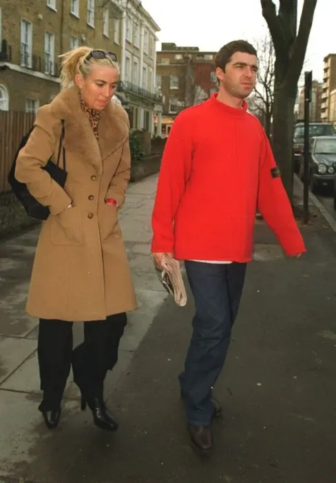 Framed Print : Noel Gallagher of Oasis holding a copy of the Daily Mirror newspaper with his girlfriend Framed Print : Noel Gallagher of Oasis holding a copy of the Daily Mirror newspaper with his girlfriend