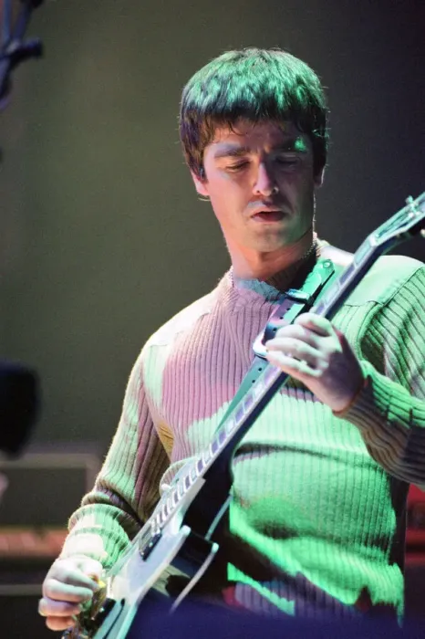 Framed Print : Noel Gallagher of Oasis performing at Newcastle Arena during their Be Here Now Tour