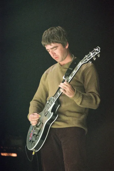 Framed Print : Noel Gallagher of Oasis performing at Newcastle Arena during their Be Here Now Tour