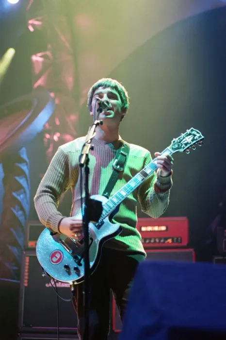 Framed Print : Noel Gallagher of Oasis performing at Newcastle Arena during their Be Here Now Tour