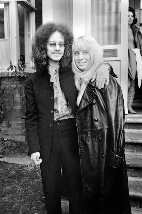 Framed Print : Noel Redding who played in the Jimi Hendrix experience band with bride Susan Fonsby Framed Print : Noel Redding who played in the Jimi Hendrix experience band with bride Susan Fonsby