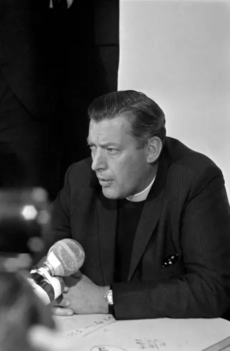 Framed Print : Northern Ireland August 1969. Reverend Ian Paisley gives a press conference