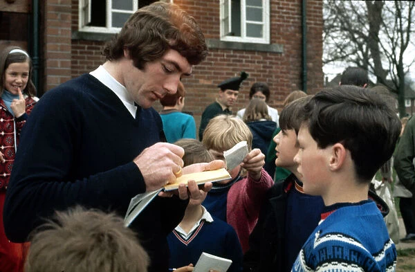 Northern Ireland and Tottenham Hotspur goalkeeper pat Jnnings signs autographs for young