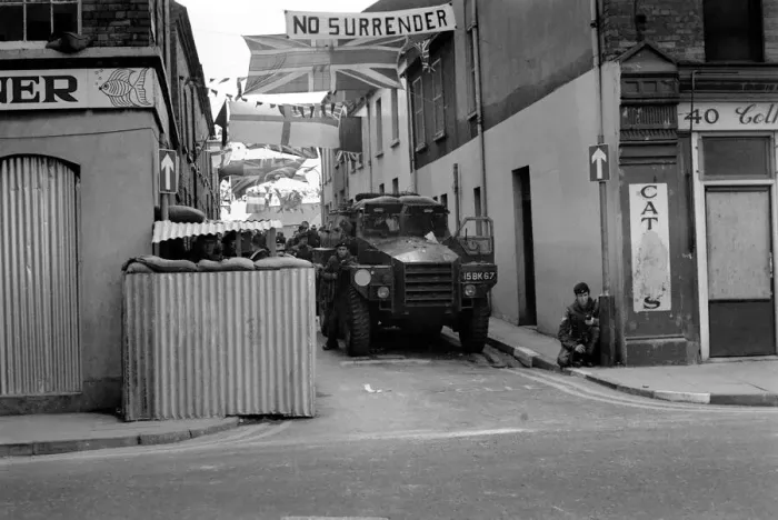 Framed Print : Northern Ireland. Troops seen here resting whilst out on patrol in Londonderry