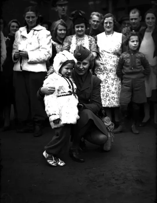 Framed Print : Norwegian evacuees arrive from Spitzbergen September 1941 during WW2 Framed Print : Norwegian evacuees arrive from Spitzbergen September 1941 during WW2