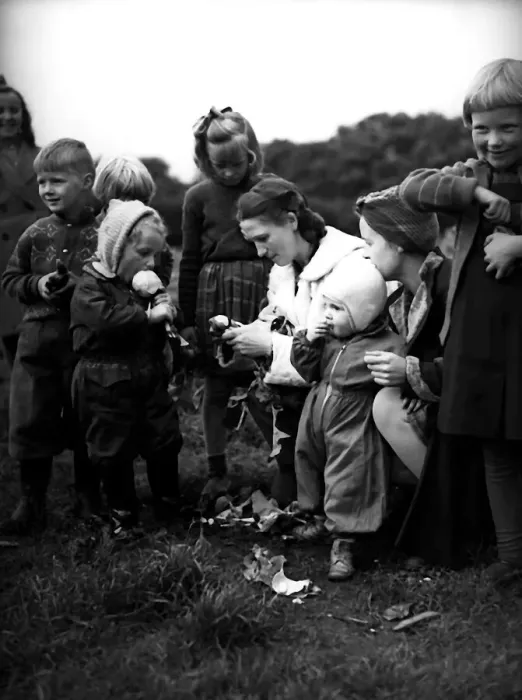 Framed Print : Norwegian evacuees arrive in United Kingdom from Spitzbergen September 1941 during WW2 Framed Print : Norwegian evacuees arrive in United Kingdom from Spitzbergen September 1941 during WW2