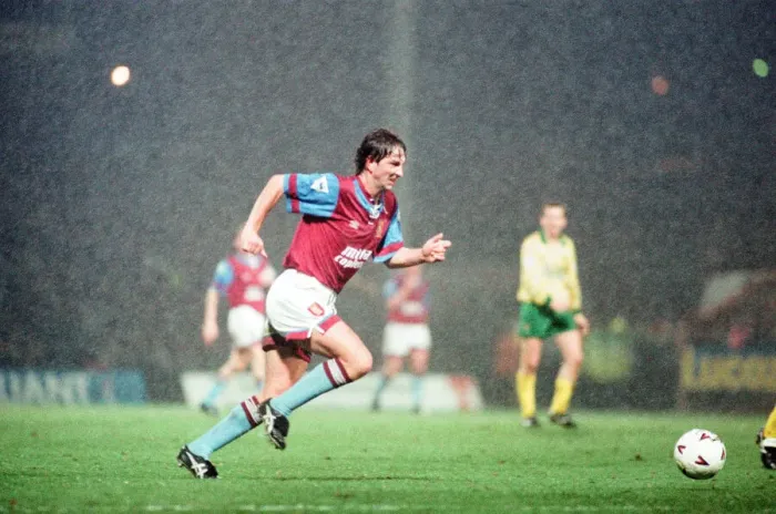 Framed Print : Norwich 1-0 Aston Villa, League match at Carrow Road, Wednesday 24th March 1993 Framed Print : Norwich 1-0 Aston Villa, League match at Carrow Road, Wednesday 24th March 1993
