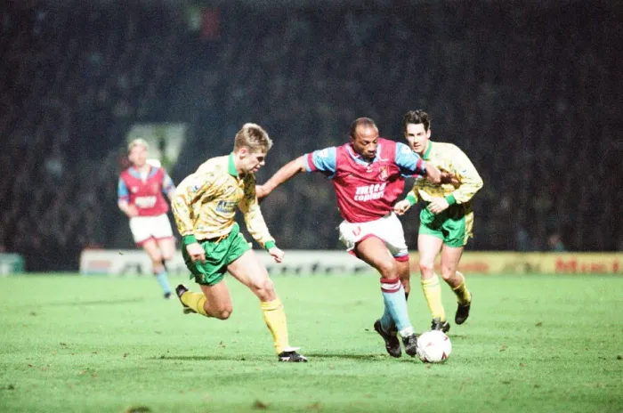 Framed Print : Norwich 1-0 Aston Villa, League match at Carrow Road, Wednesday 24th March 1993