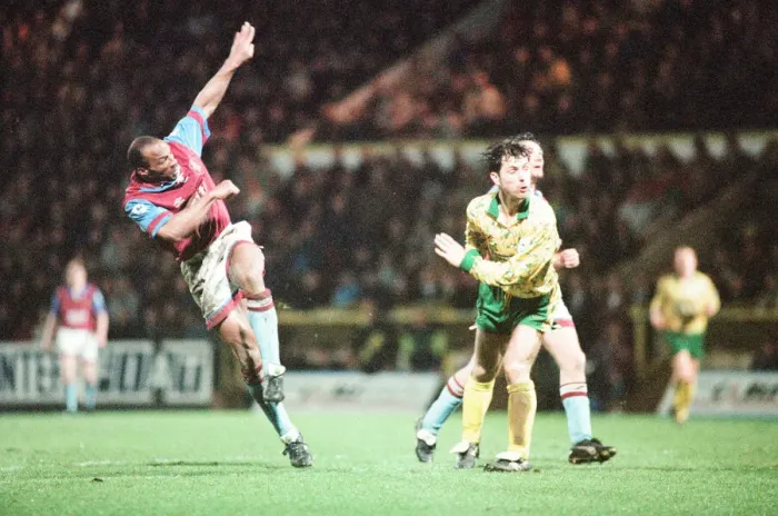 Framed Print : Norwich 1-0 Aston Villa, League match at Carrow Road, Wednesday 24th March 1993 Framed Print : Norwich 1-0 Aston Villa, League match at Carrow Road, Wednesday 24th March 1993
