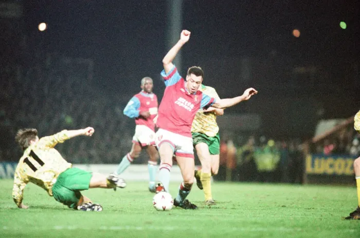 Framed Print : Norwich 1-0 Aston Villa, League match at Carrow Road, Wednesday 24th March 1993 Framed Print : Norwich 1-0 Aston Villa, League match at Carrow Road, Wednesday 24th March 1993