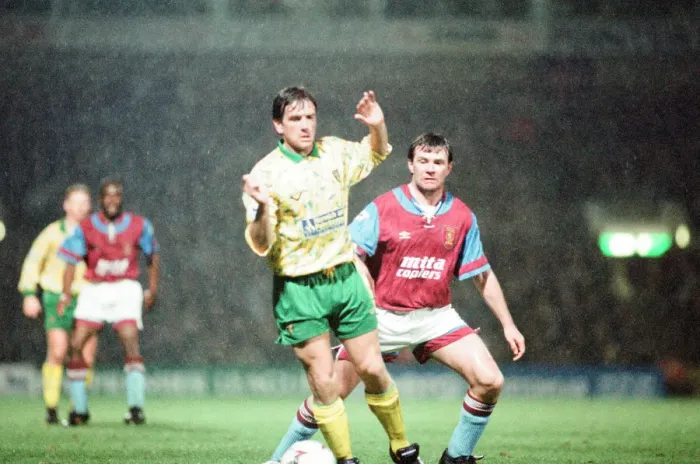 Framed Print : Norwich 1-0 Aston Villa, League match at Carrow Road, Wednesday 24th March 1993