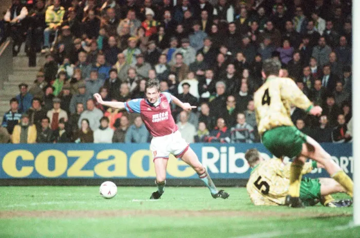 Framed Print : Norwich 1-0 Aston Villa, League match at Carrow Road, Wednesday 24th March 1993 Framed Print : Norwich 1-0 Aston Villa, League match at Carrow Road, Wednesday 24th March 1993