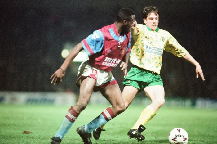 Framed Print : Norwich 1-0 Aston Villa, League match at Carrow Road, Wednesday 24th March 1993 Framed Print : Norwich 1-0 Aston Villa, League match at Carrow Road, Wednesday 24th March 1993