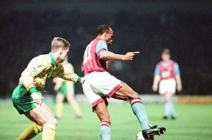 Framed Print : Norwich 1-0 Aston Villa, League match at Carrow Road, Wednesday 24th March 1993 Framed Print : Norwich 1-0 Aston Villa, League match at Carrow Road, Wednesday 24th March 1993