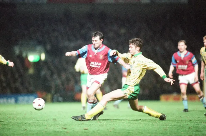 Framed Print : Norwich 1-0 Aston Villa, League match at Carrow Road, Wednesday 24th March 1993 Framed Print : Norwich 1-0 Aston Villa, League match at Carrow Road, Wednesday 24th March 1993
