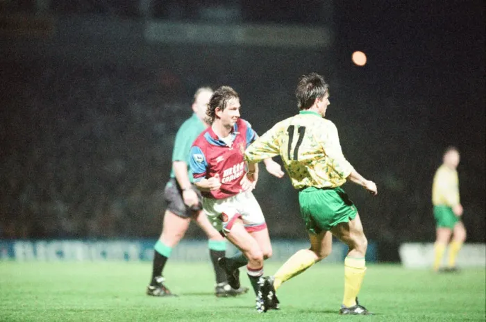 Framed Print : Norwich 1-0 Aston Villa, League match at Carrow Road, Wednesday 24th March 1993