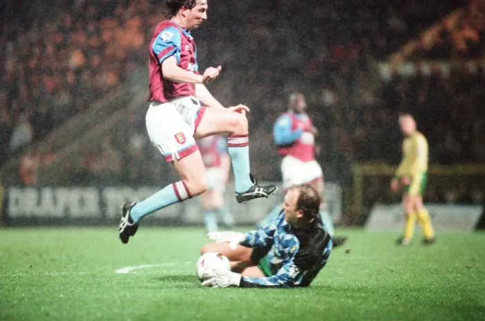 Framed Print : Norwich 1-0 Aston Villa, League match at Carrow Road, Wednesday 24th March 1993