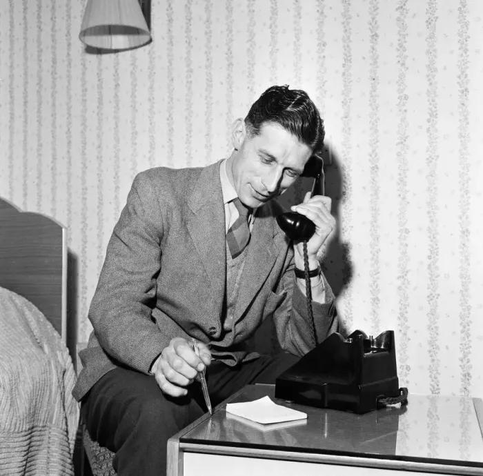 Framed Print : Norwich City FC captain Ron Ashman on his Round Britain telephone trip Framed Print : Norwich City FC captain Ron Ashman on his Round Britain telephone trip