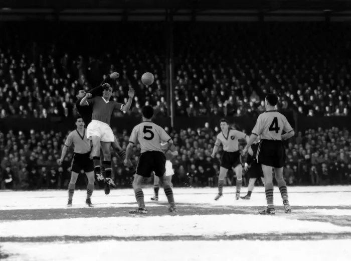 Framed Print : Norwich City v Manchester United Norwich keeper Ken Nethercroft punches clear past
