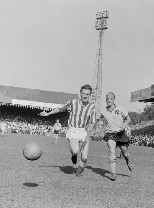 Framed Print : Norwich City v Sunderland Division Two 1961  /  62 Jimmy Hill of Norwich (Right