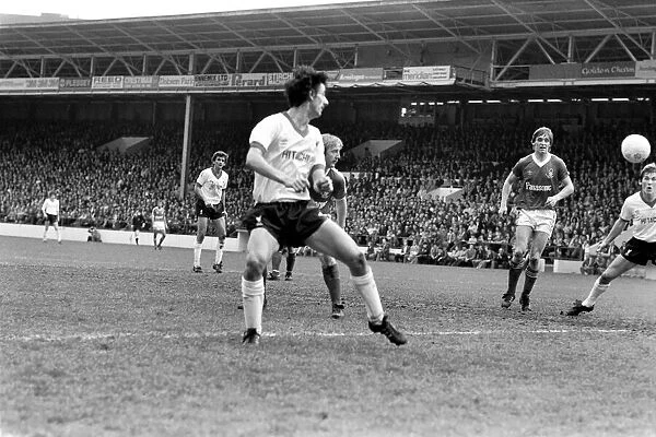 Nottingham Forest 0 v. Liverpool 0. Division Two Football. April 1981 MF02-16-027