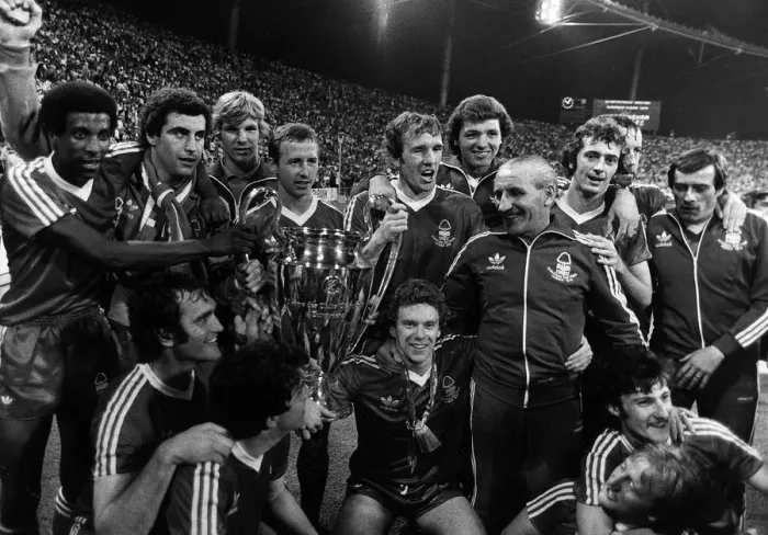 Framed Print : Nottingham Forest captain John McGovern (centre) celebrates with team mates after their