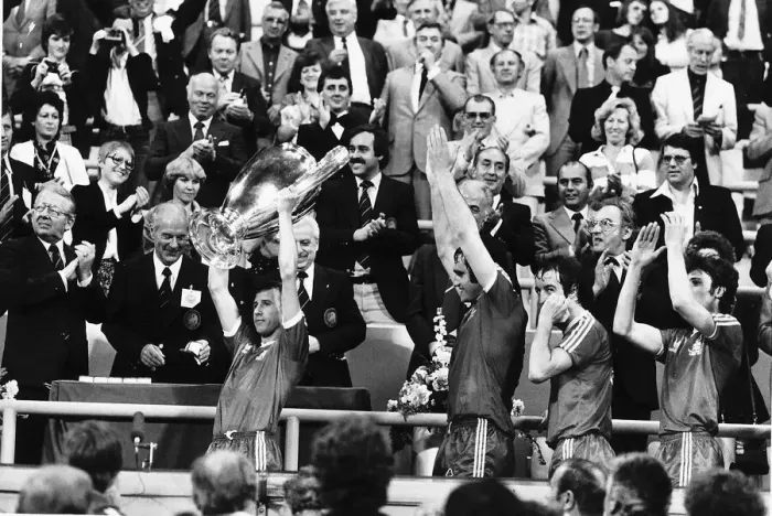 Framed Print : Nottingham Forest captain John McGovern lifts the trophy with team mates behind after