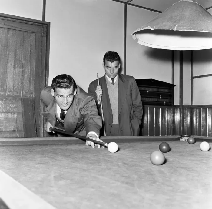 Framed Print : Nottingham Forest skipper Jack Burkitt lines up a shot to the middle pocket Framed Print : Nottingham Forest skipper Jack Burkitt lines up a shot to the middle pocket