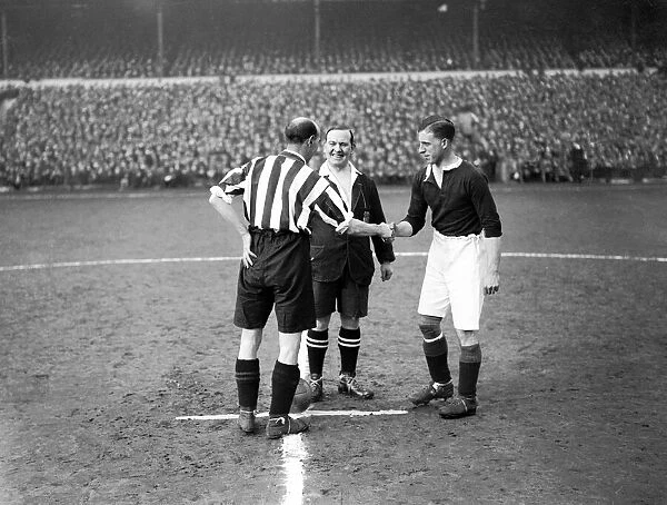 Nottingham Forest v Sheffield United March 1928. Forest skipper Bill Thompson