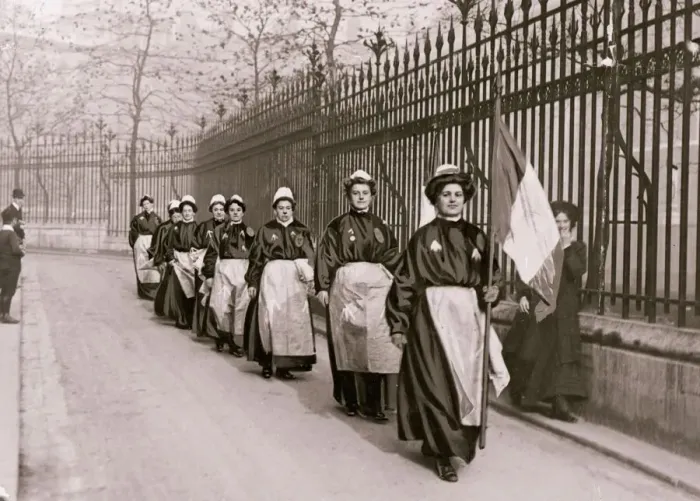 Framed Print : November 1908 Suffragettes in Prison Garb leave Clements Inn to advertise their upcoming Framed Print : November 1908 Suffragettes in Prison Garb leave Clements Inn to advertise their upcoming