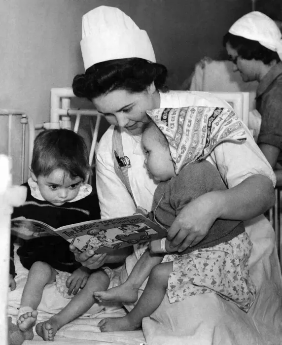 Framed Print : Nurse reads to children during air raid alarm 25th August 1940 Framed Print : Nurse reads to children during air raid alarm 25th August 1940