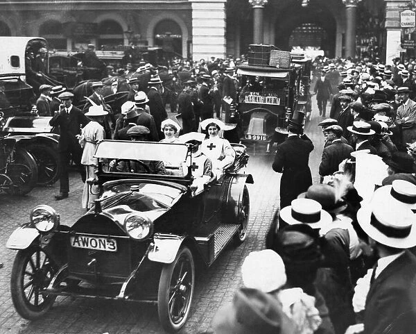 Nurses leaving Charing Cross railway station for The London Hospital to help with