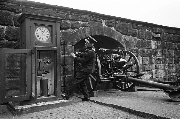 The One O Clock Gun or Time Gun, at Edinburgh Castle