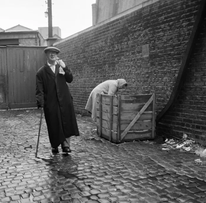 Framed Print : OAPs collecting firewood outside a furniture factory in Denmark Hill, London