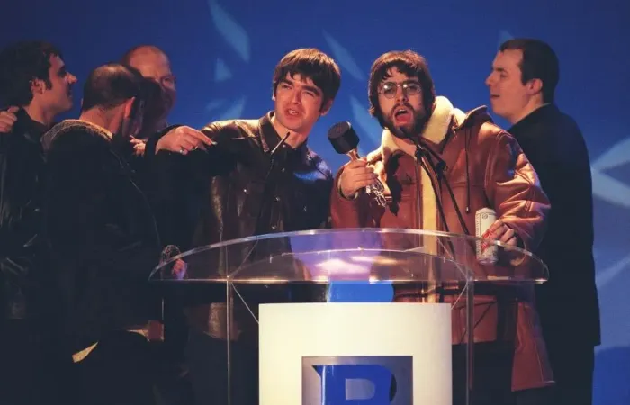 Framed Print : Oasis at the Brit Awards 1996 collecting one of their awards Framed Print : Oasis at the Brit Awards 1996 collecting one of their awards