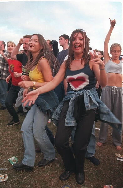 OASIS FANS AT THEIR KNEBWORTH CONCERT - DADDS
