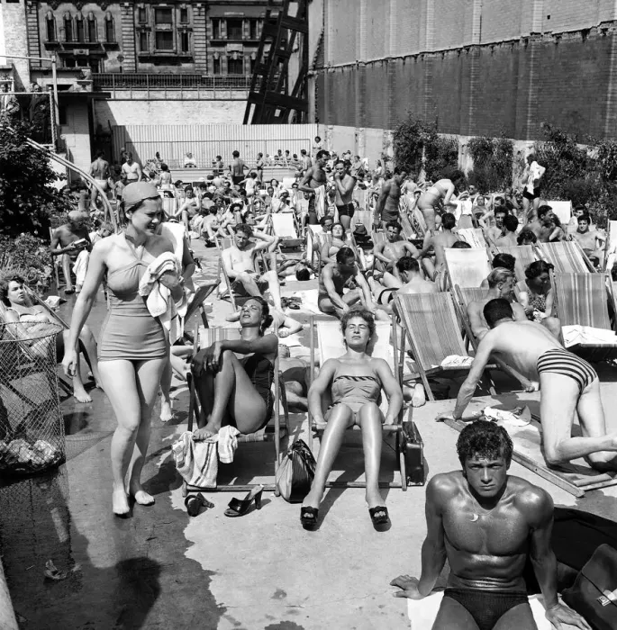 Framed Print : The Oasis Lido Pool, Endell Street, London was almost crowded to capacity with men Framed Print : The Oasis Lido Pool, Endell Street, London was almost crowded to capacity with men