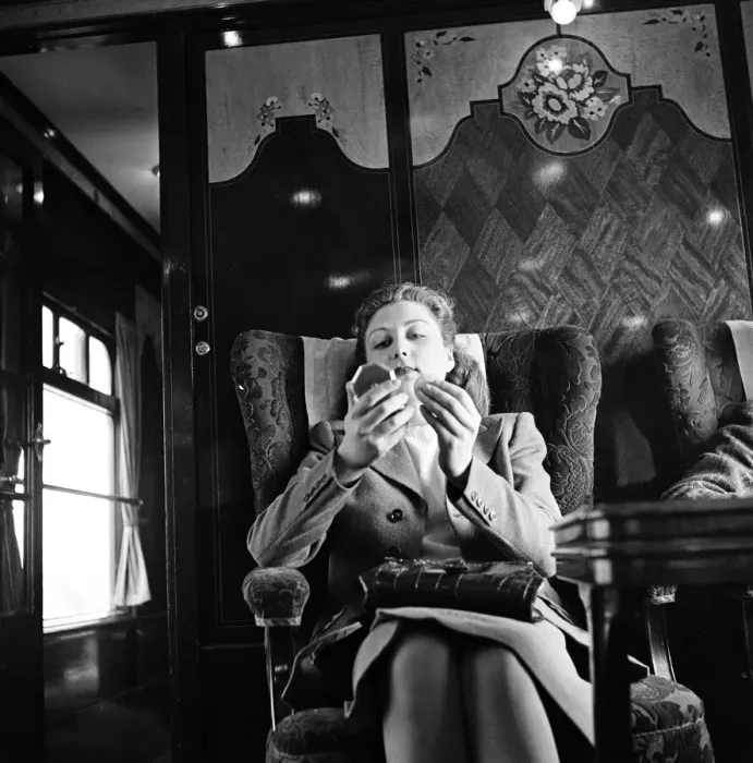 Framed Print : Oblivious to the Golden Arrow Pullman carOs exquisite bespoke marquetry