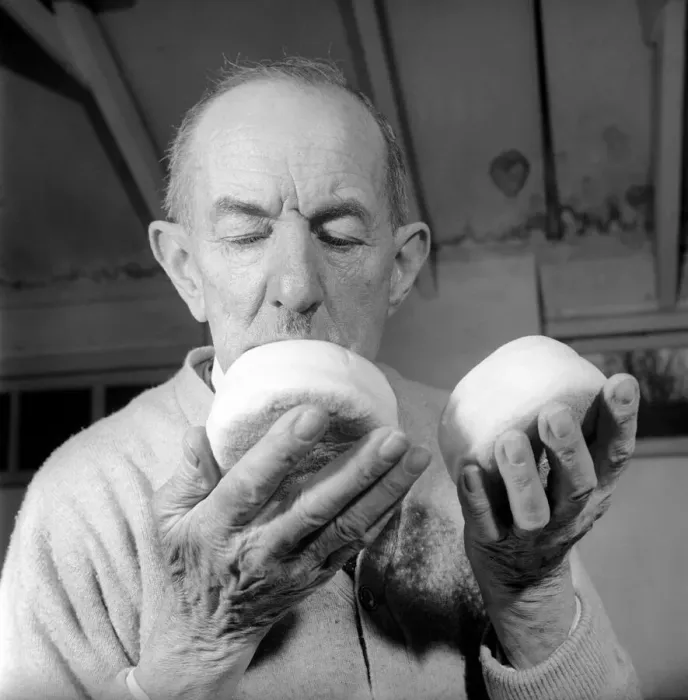Framed Print : Occupation: Baker: Teddy Tonge - The muffin man of Reading seen here making