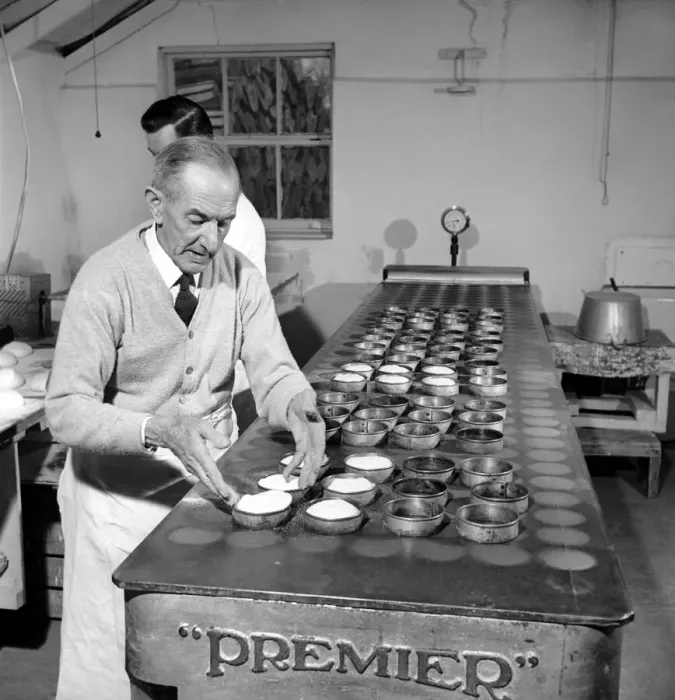 Framed Print : Occupation: Baker: Teddy Tonge - The muffin man of Reading seen here making