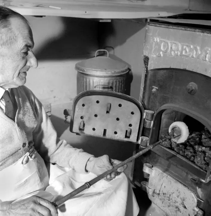 Framed Print : Occupation: Baker: Teddy Tonge - The muffin man of Reading seen here making