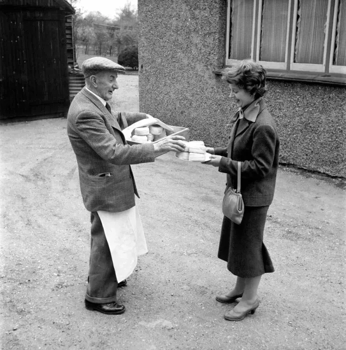 Framed Print : Occupation: Baker: Teddy Tonge - The muffin man of Reading seen here making