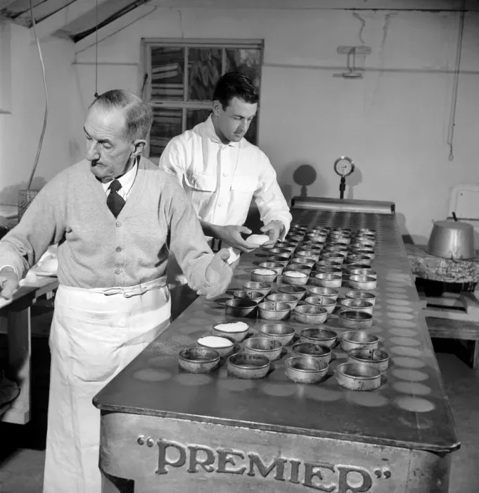Framed Print : Occupation: Baker: Teddy Tonge - The muffin man of Reading seen here making