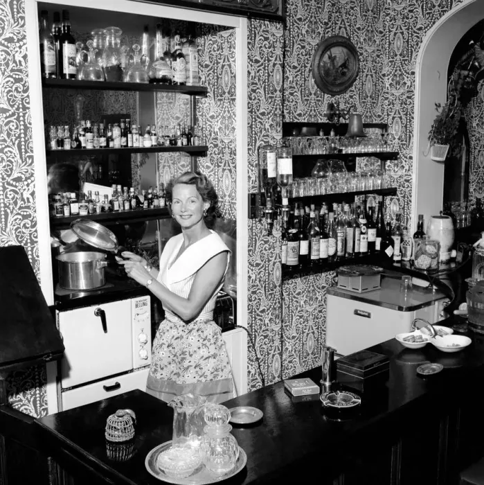 Framed Print : Occupation: Barmaid: Liz Allen. 1954 A173-002 Framed Print : Occupation: Barmaid: Liz Allen. 1954 A173-002